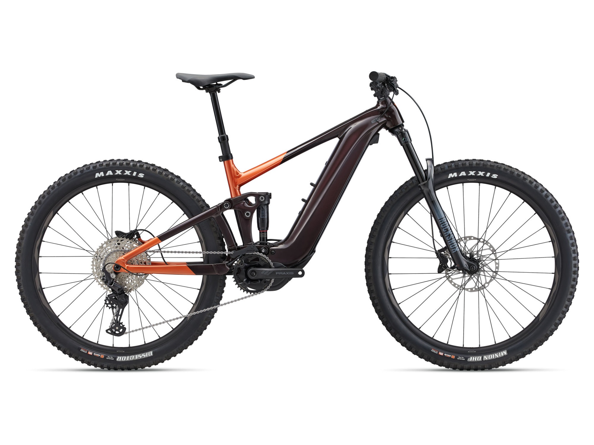 Bicicleta de montanha elétrica preta e laranja com pneus grandes Maxxis e suspensão.