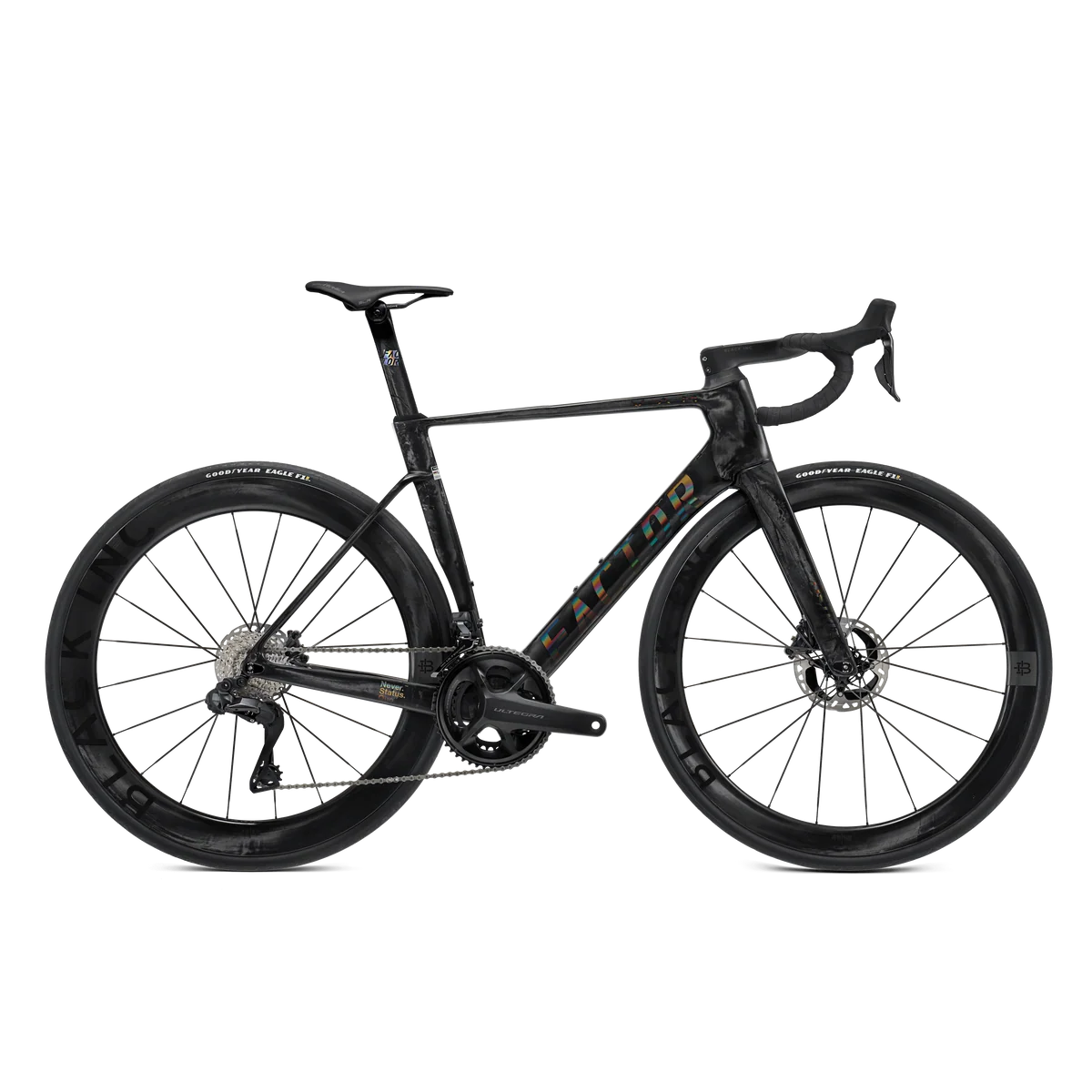 Bicicleta de estrada SPEED con rodas profundas negras e quadro de carbono negro.
