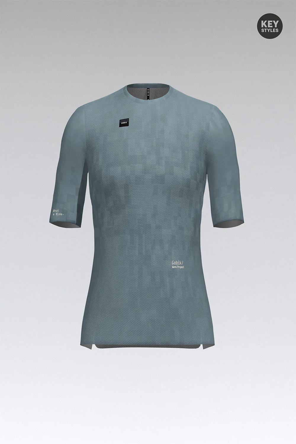 T-shirt desportiva cinza azulada com etiquetas pretas e texto KEY STYLES