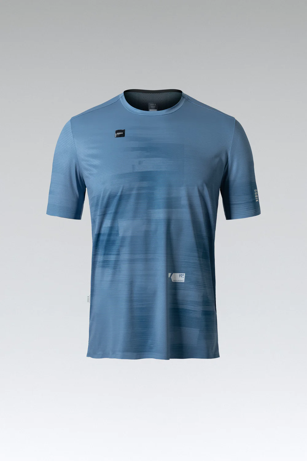 T-shirt azul com padrão de linhas horizontais e etiquetas pretas com texto 'VR'