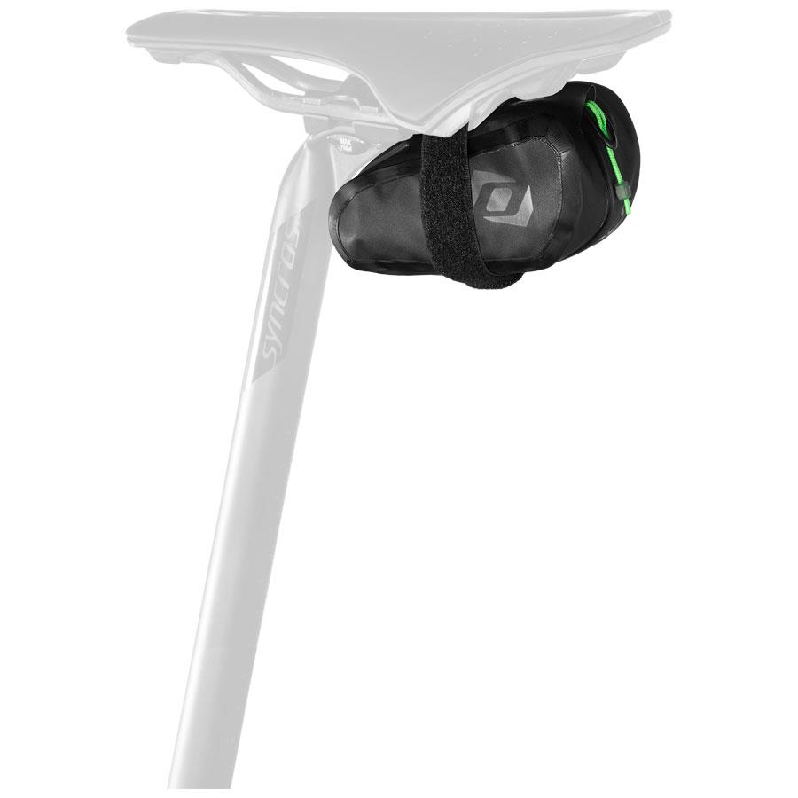 Bolsa preta com detalhes verdes presa ao selim branco da bicicleta