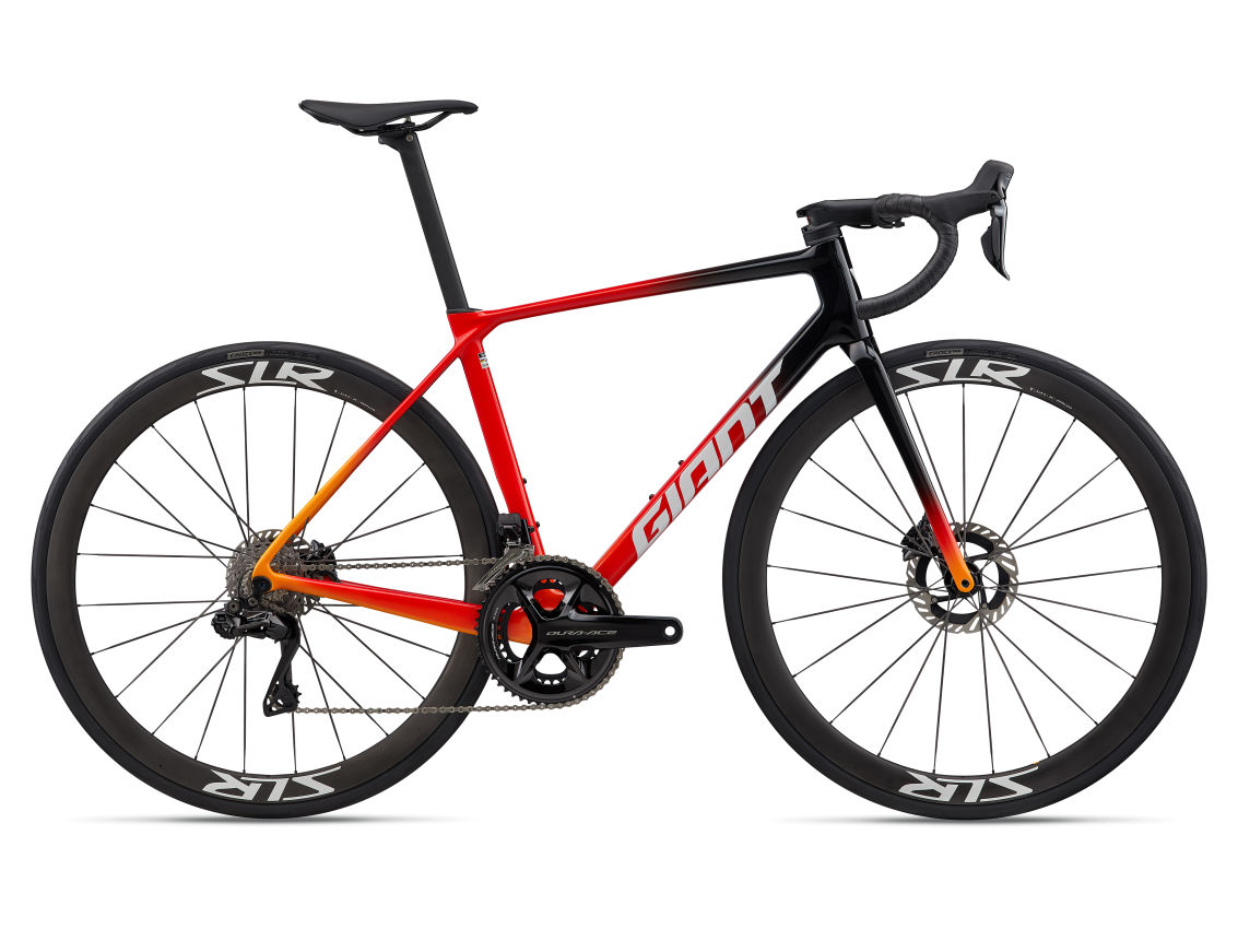 Bicicleta de estrada Titanio com quadro vermelho, laranja e preto e rodas SLR pretas