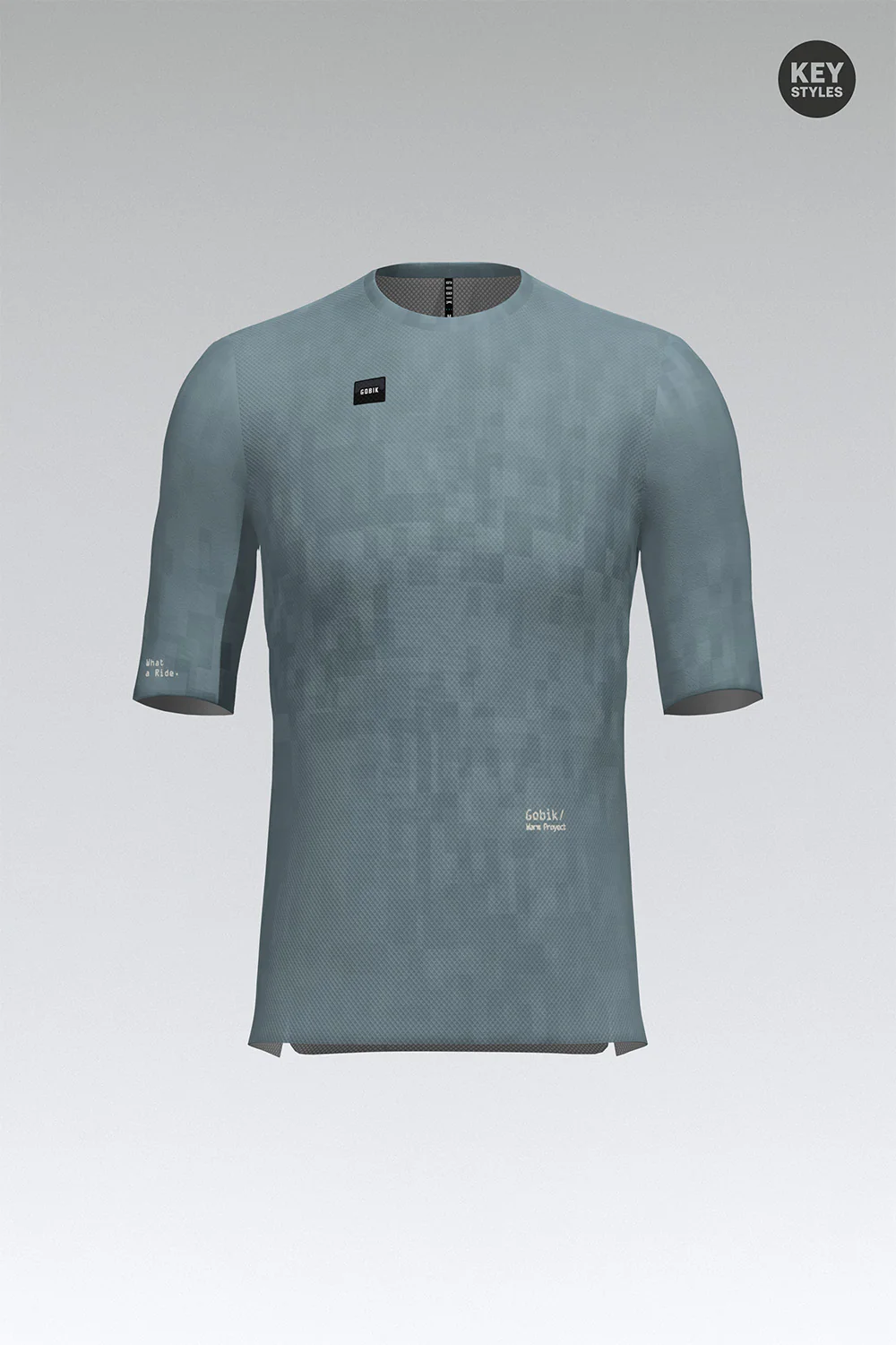 T-shirt cinzento claro com malha, mangas curtas e etiquetas texto.