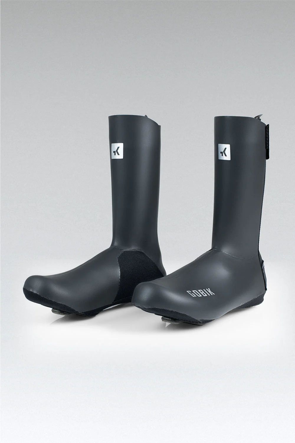 Cobertores impermeáveis pretos para sapatilhas de bicicleta com logo branco e texto GOBIK