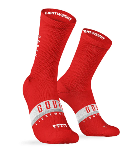Meias vermelhas com texto LIGHTWEIGHT e GOBI em fundo branco.