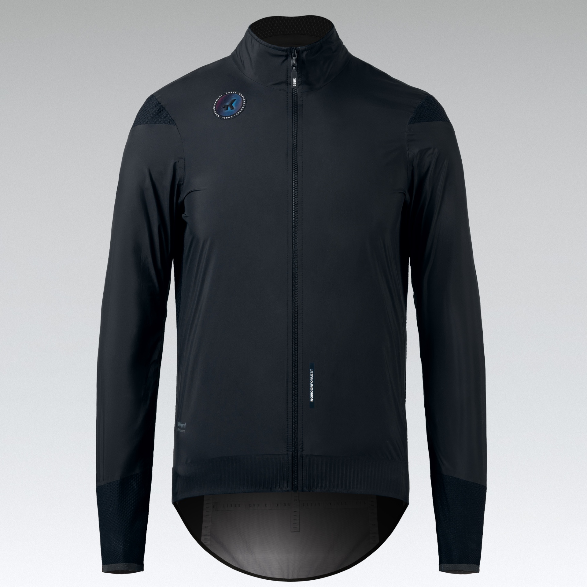 Casaco de ciclismo preto com fecho frontal e detalhes em malha preta nos ombros