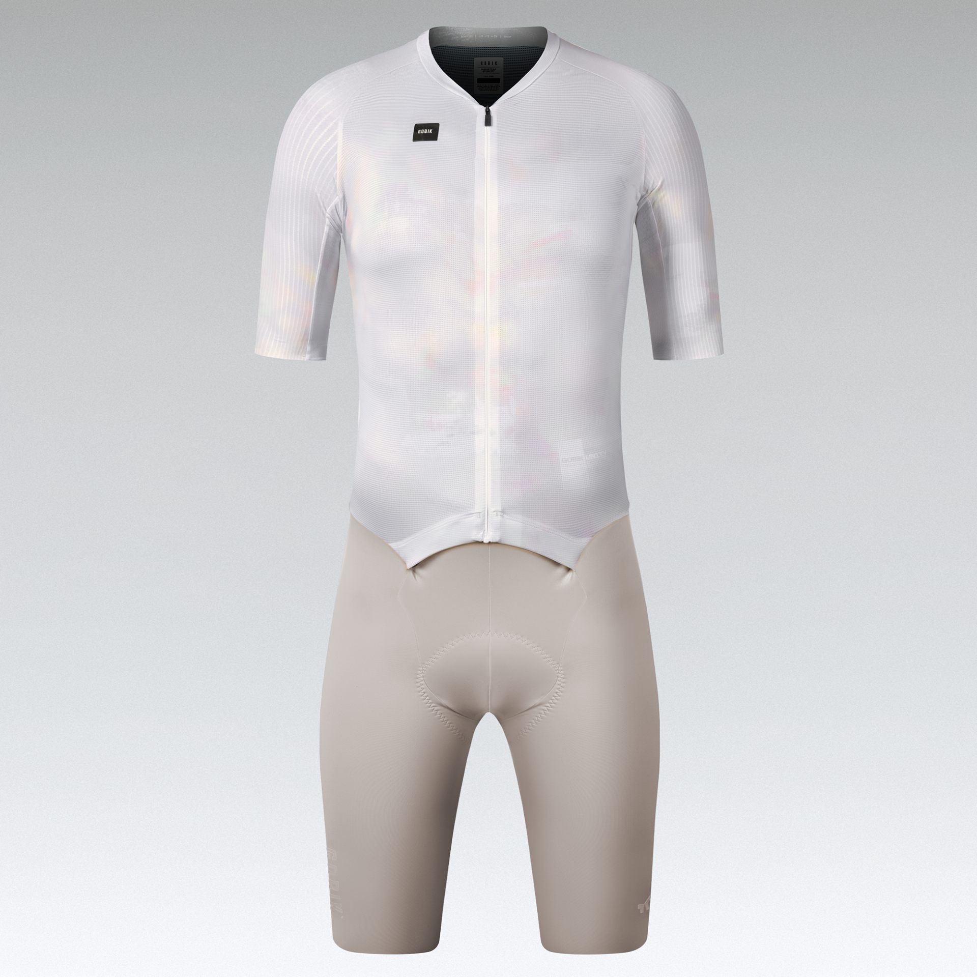 Conjunto de ciclismo com camisa branca semi-transparente de manga curta e calções bege com almofadado.