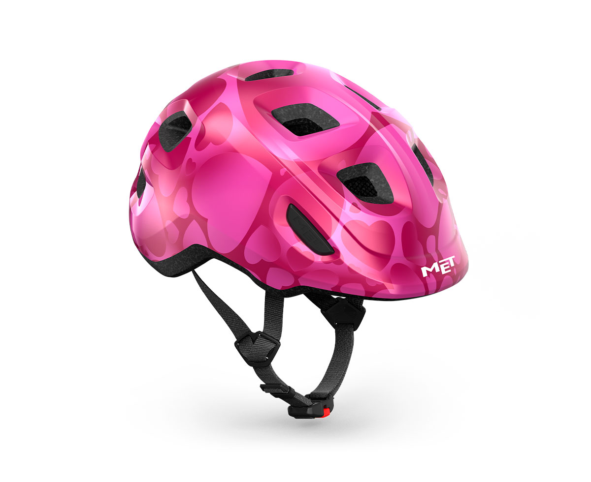 Capacete de bicicleta rosa com padrão de corações e correias pretas