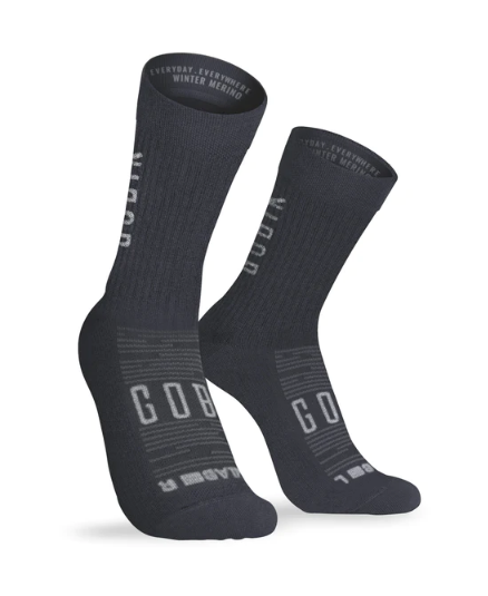 Par de meias pretas com texto branco 