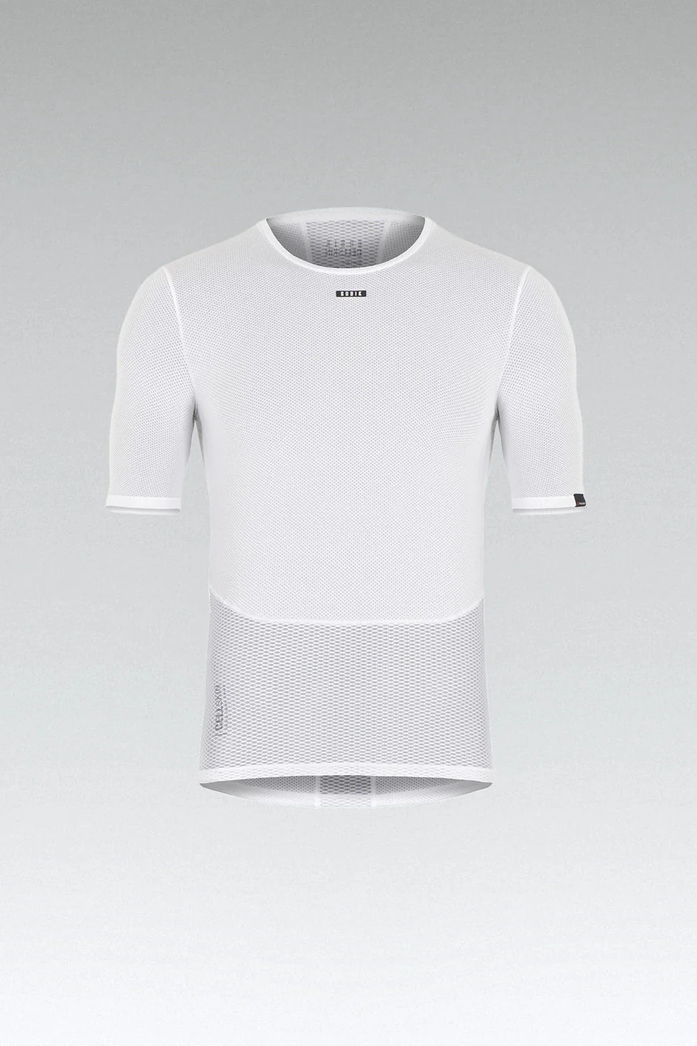 T-shirt branca de manga curta em tecido de malha respirável com etiquetas pretas
