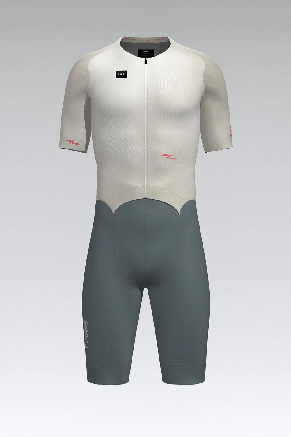 Macacão de ciclismo branco e cinza com texto e etiquetas pretas
