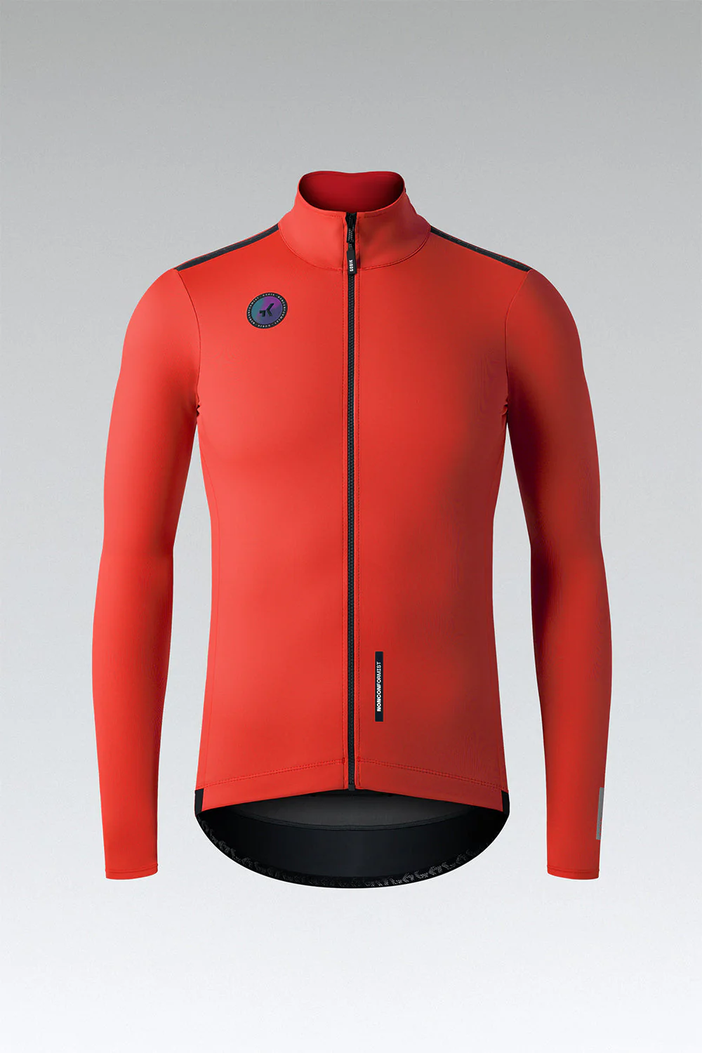 Casaco desportivo vermelho com fecho zip central e detalhes pretos.