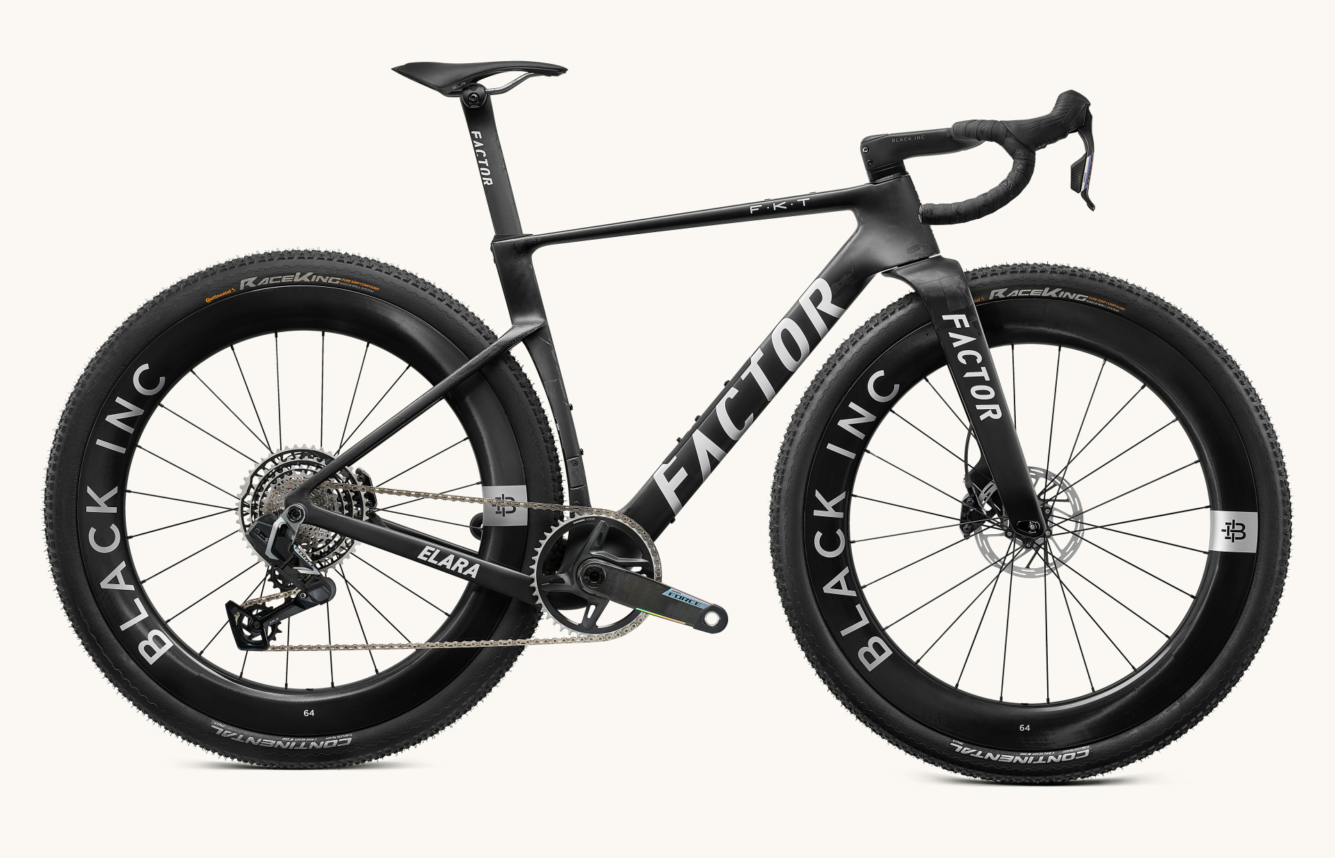 Bicicleta de estrada preta com grandes pneus de cravo e quadro em carbono.