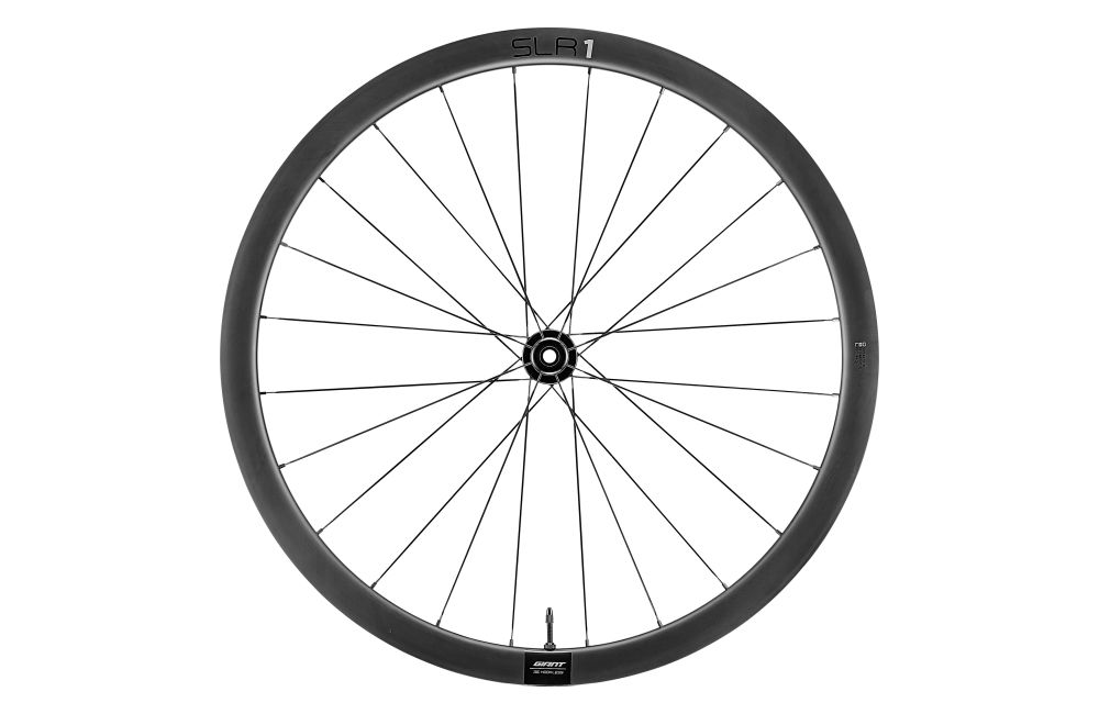 Roda de bicicleta preta com aro de carbono e 24 raios