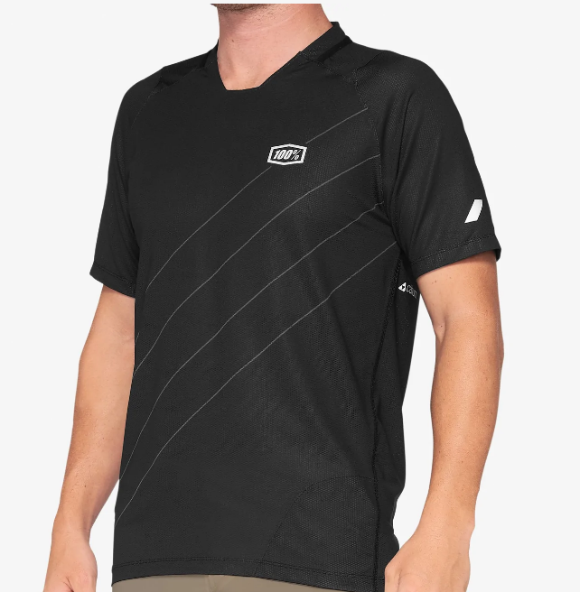 Camiseta preta de manga curta com logo branco e linhas diagonais finas.