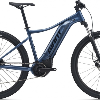 Bicicleta elétrica de montanha azul metálica GIANT com pneus pretos e motor central
