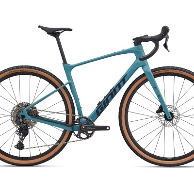 Bicicleta corrida gravel azul com pneus castanhos e travões de disco