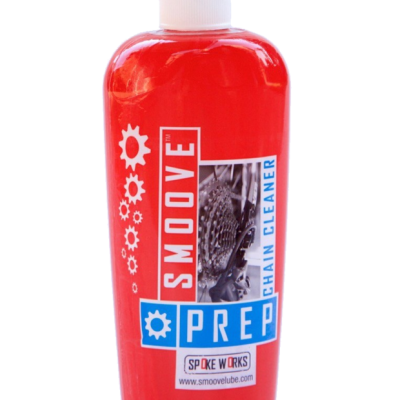 Frasco vermelho de produto de limpeza de corrente de bicicleta com rótulo detalhado