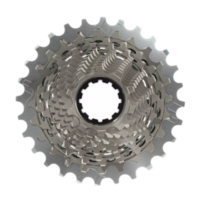 Roda dentada metálica para bicicleta em fundo branco