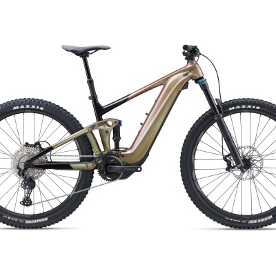 Bicicleta elétrica de montanha em verde e bronze com pneus Maxxis, suspensão e pedaleira Praxis