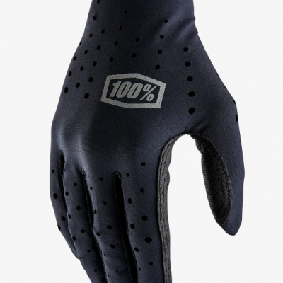 Luva preta com furos de ventilação e logótipo 100% cinzento