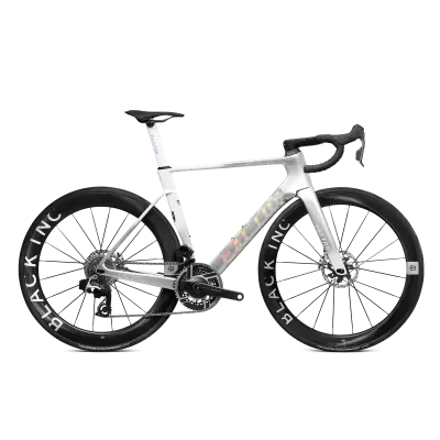 Bicicleta de estrada branca com rodas Black Inc e selim preto