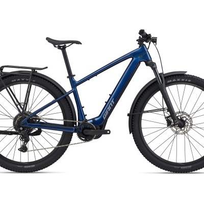 Bicicleta elétrica GIANT azul com pneus Maxxis pretos e porta-bagagens traseiro preto