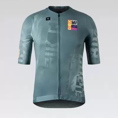 Camisola de ciclismo cinza com padrões e texto colorido no peito