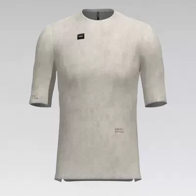 T-shirt cinzenta clara de manga curta com pequenos textos no peito e na parte inferior