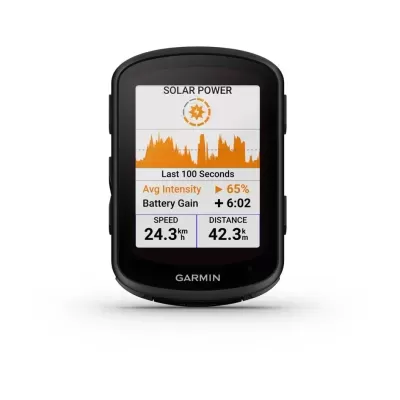 Dispositivo GPS Garmin preto com ecrã digital mostrando dados de potência solar e métricas de ciclismo.
