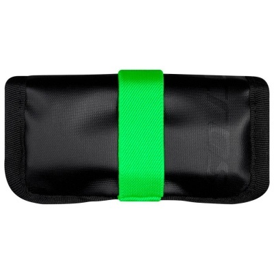 Estojos preto com faixa elástica verde