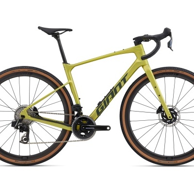 Bicicleta de estrada verde oliva com pneus castanhos e logo GIANT