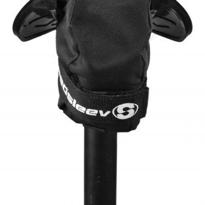 Bolsa preta sob selim de bicicleta com texto Beev