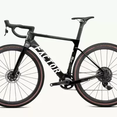 Bicicleta de estrada preta FACTOR OSTRO GRX com pneus de borda castanha