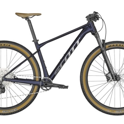 Bicicleta de montanha preta com pneus Maxxis e selim castanho