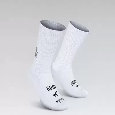 Meias desportivas brancas com textos GOBI, TK e HIGH PERFORMANCE em fundo cinzento