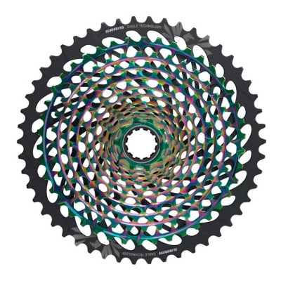 Cassete de bicicleta metálico circular preto com detalhes iridescentes e texto técnico