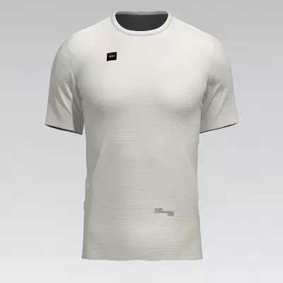 Camiseta branca texturizada com etiqueta preta 'KEYS' e gola cinza, fundo cinzento