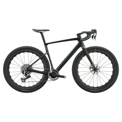 Bicicleta de estrada preta com quadro em carbono e pneus grossos