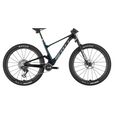 Bicicleta de montanha preta e azul escuro com pneus Maxxis e suspensão dianteira.