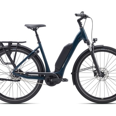 Bicicleta elétrica azul com banco e bagageira preta