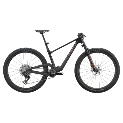 Bicicleta de montanha preta com quadro em carbono e pneus Maxxis