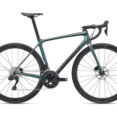 Bicicleta de estrada verde-escura com quadro de carbono e componentes pretos