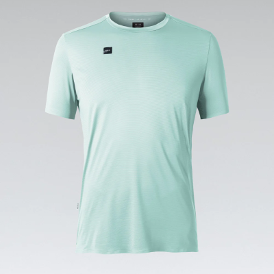 T-shirt masculina azul claro de manga curta com pequenas ranhuras horizontais