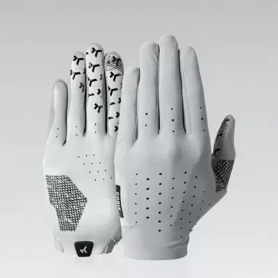 Luvas desportivas cinza claras com padrões pretos e perfurações