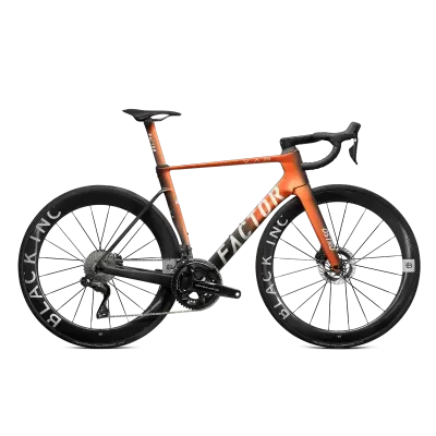 Bicicleta de estrada carbono laranja preto FACTOR VAM