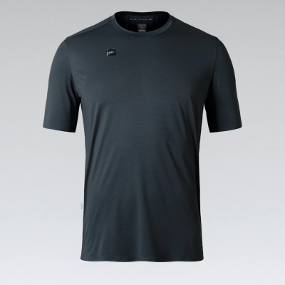 T-shirt preta de manga curta com padrão de riscas horizontais e etiquetas pequenas.