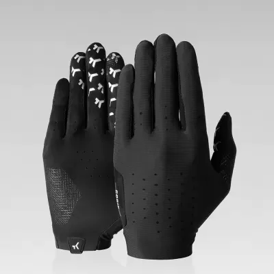 Luvas pretas com detalhes brancos e tecido perfurado