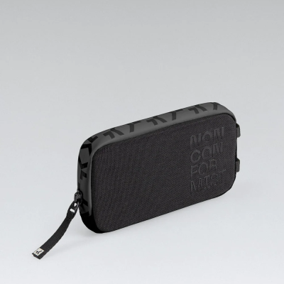 Estojo preto retangular com textura e texto em relevo NON CONFORMIST