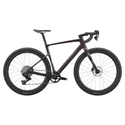 Bicicleta de montanha preta e roxa com pneus grossos